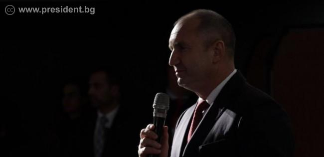 Президентът Радев на кино със съпругата, а красива блондинка се присламчи към него СНИМКИ