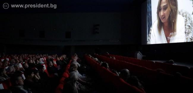Президентът Радев на кино със съпругата, а красива блондинка се присламчи към него СНИМКИ