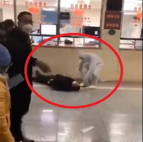 Хора падат по улиците, покосени от китайския вирус убиец! ВИДЕО