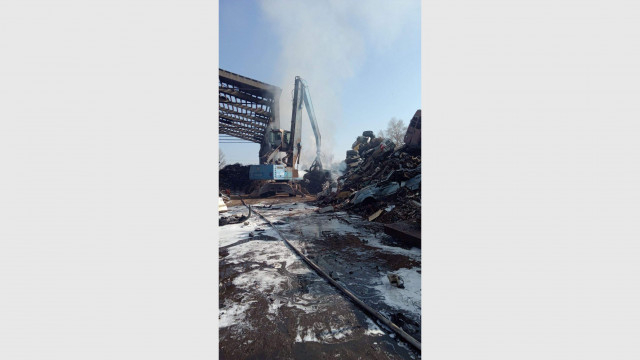 Пожар изпепели автоморга в Пловдив СНИМКИ