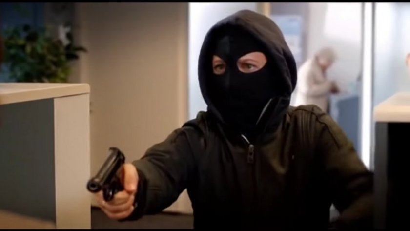 Ексклузивно ВИДЕО от обира в с. Труд, стана ясно кой е страховитият бандит СНИМКИ