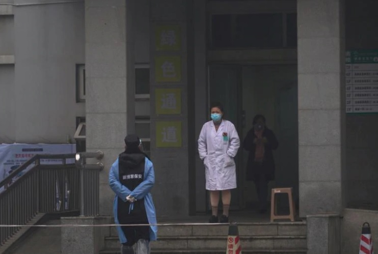 Биологично оръжие? Секретна лаборатория в Ухан може да е "изтървала" вируса - убиец 