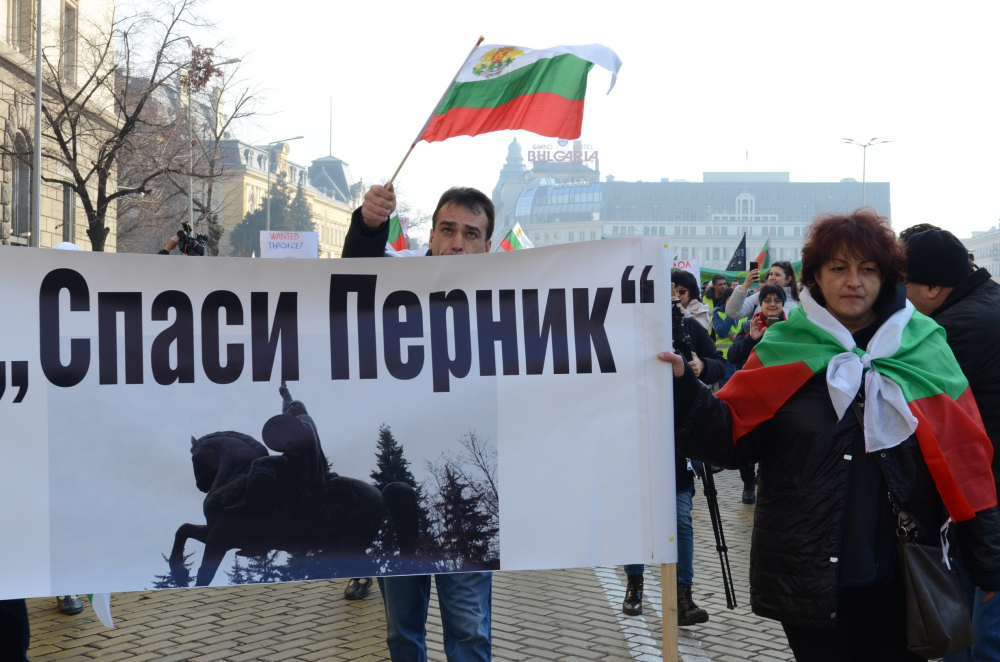 Стотици перничани излязоха на протест в София заради водната криза ВИДЕО