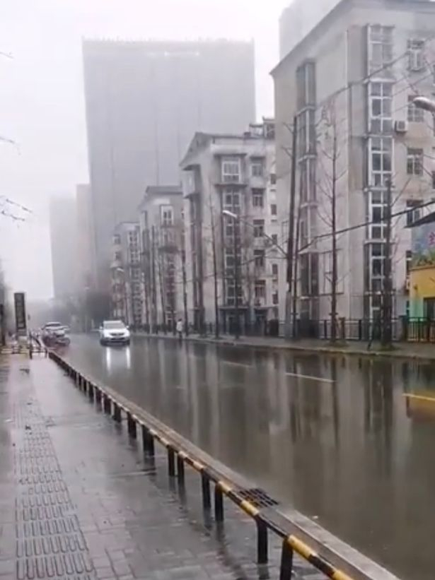 Вирусът убиец превърна Ухан в град призрак ВИДЕО