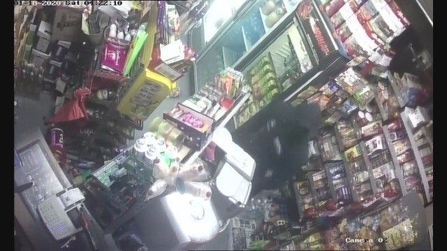 Четирима маскирани с ножове обраха денонощен магазин с нова тактика СНИМКИ