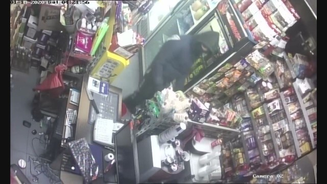 Четирима маскирани с ножове обраха денонощен магазин с нова тактика СНИМКИ