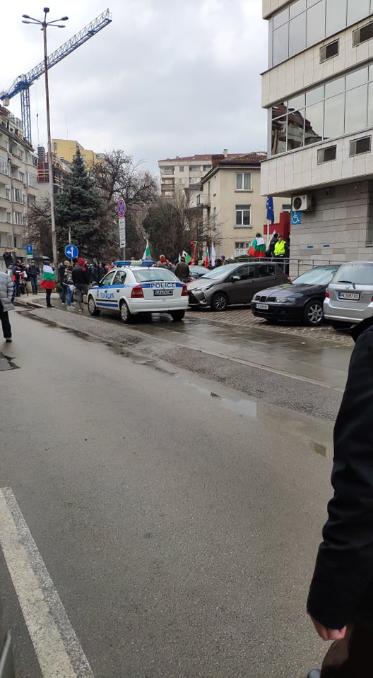 Първи СНИМКИ от екшъна пред МРРБ, има пострадали