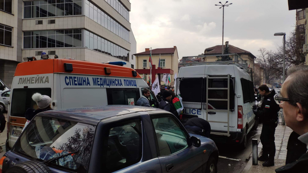Първи СНИМКИ от екшъна пред МРРБ, има пострадали