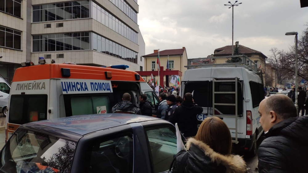 Първи СНИМКИ от екшъна пред МРРБ, има пострадали