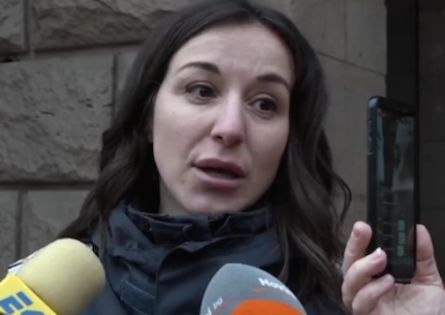 БЛИЦ TV: Има задържани след мелето пред МРРБ, проговори полицайка, ударена с тръба