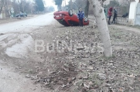 Зрелищна катастрофа на две девойки до врачанско село СНИМКИ 