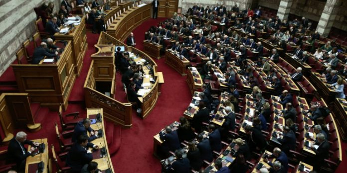 2000 евро за всяко родено дете в Гърция, а ето колко взимат майките в България