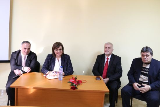 Нинова с нов залп към кабинета и Борисов, отправи 5 въпроса към премиера