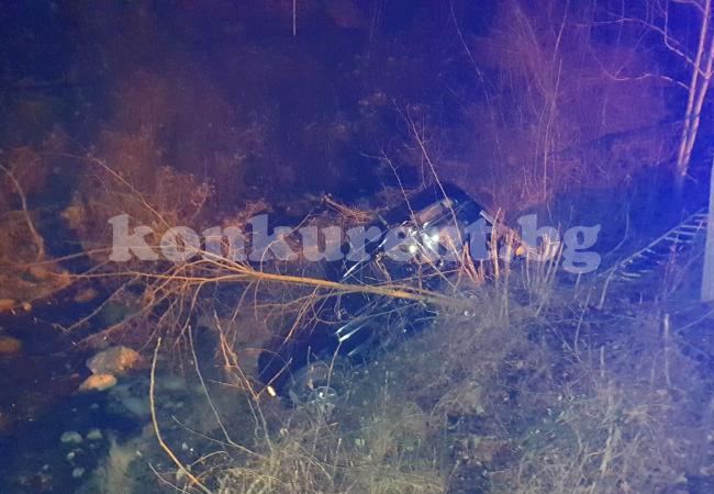 Джип излетя от пътя и кацна в реката, а шофьорът... СНИМКИ 
