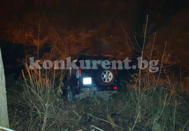 Джип излетя от пътя и кацна в реката, а шофьорът... СНИМКИ 