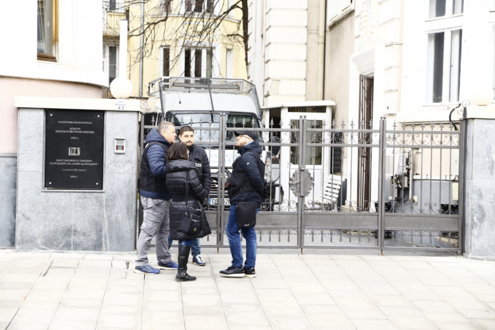 Първи СНИМКИ от спецакцията в един от офисите на Божков