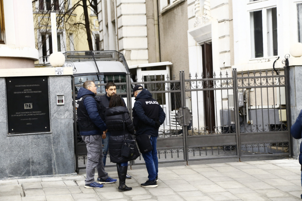 Първи СНИМКИ от спецакцията в един от офисите на Божков