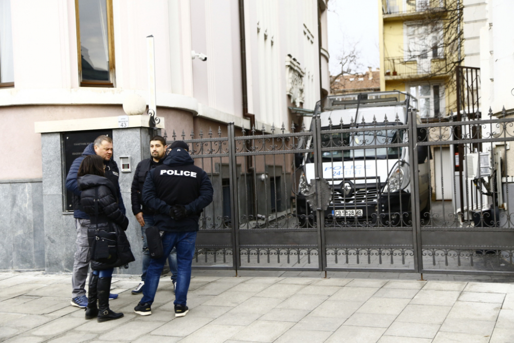 Първи СНИМКИ от спецакцията в един от офисите на Божков