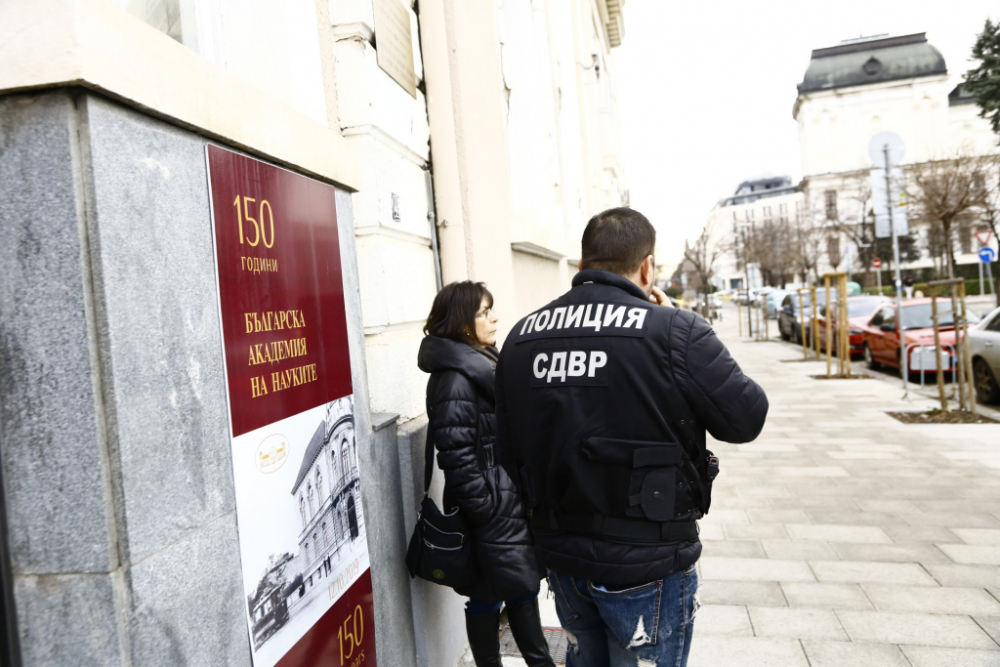 Първи СНИМКИ от спецакцията в един от офисите на Божков