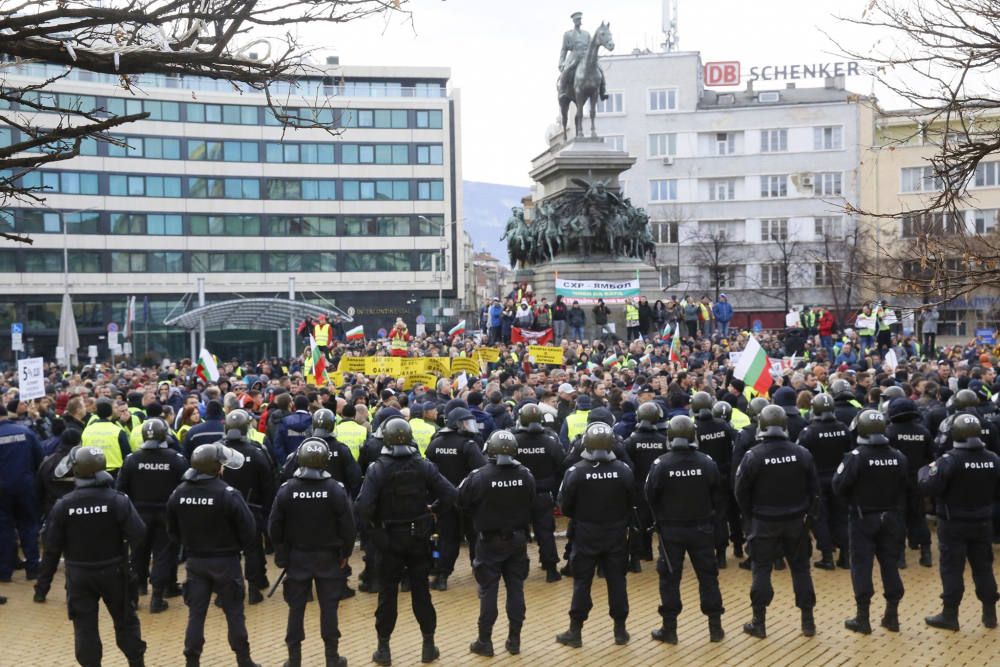 Нинова яхна протеста пред НС, зове за всенароден бунт СНИМКИ
