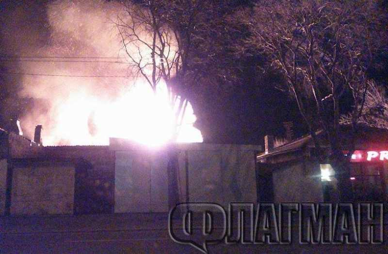 Огромен пожар в Бургас, цял квартал е без ток 