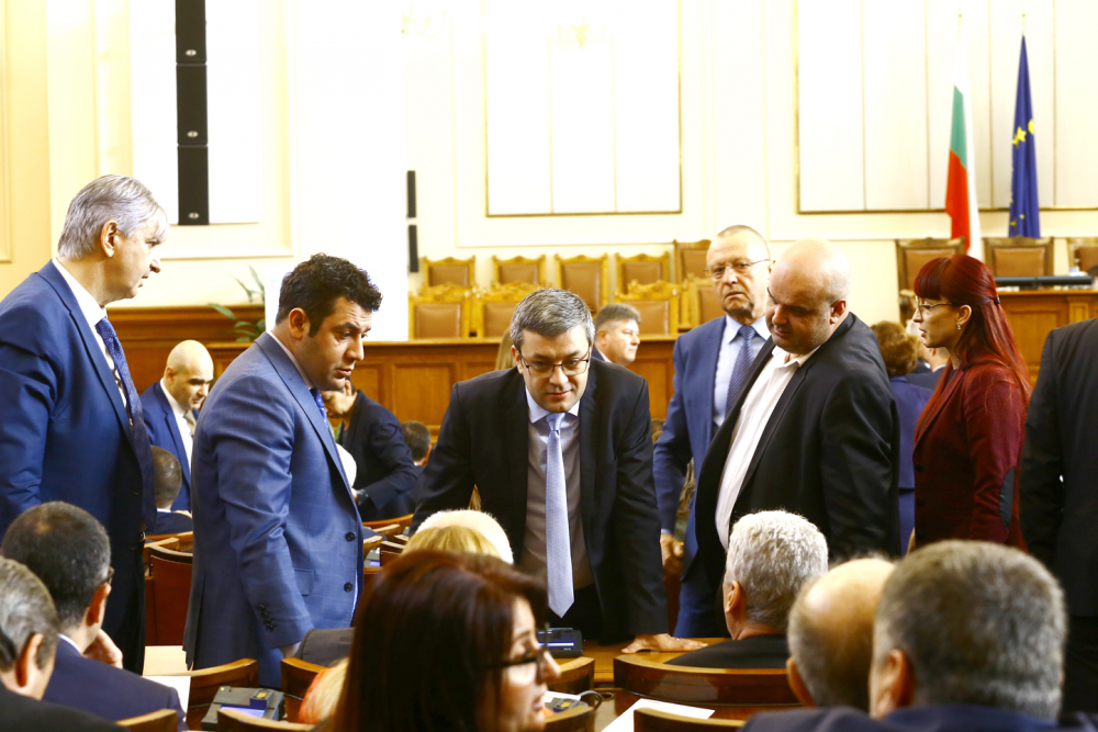 Днес в парламента ще ври и кипи, защото...