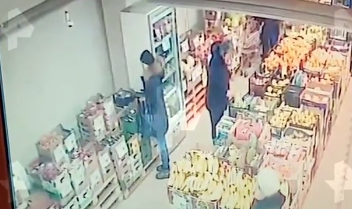 Крадла опустоши супермаркет с кола ВИДЕО 