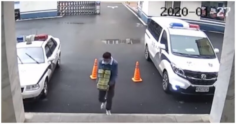 В Китай мъж нахлу в полицейски участък, за да предостави необичайна услуга ВИДЕО