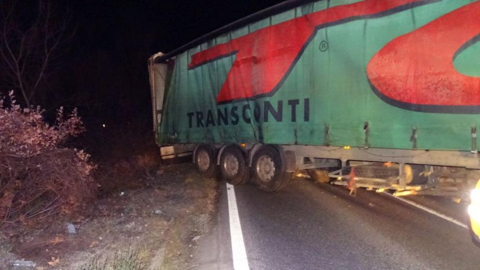 Няма да повярвате защо тирът е катастрофирал на пътя за Гърция СНИМКИ
