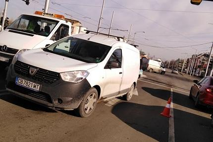 Зверски удар между две коли на булевард в София СНИМКИ 