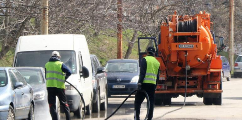 В Перник стоят жадни, а в Търново пилеят водата по безумен начин 