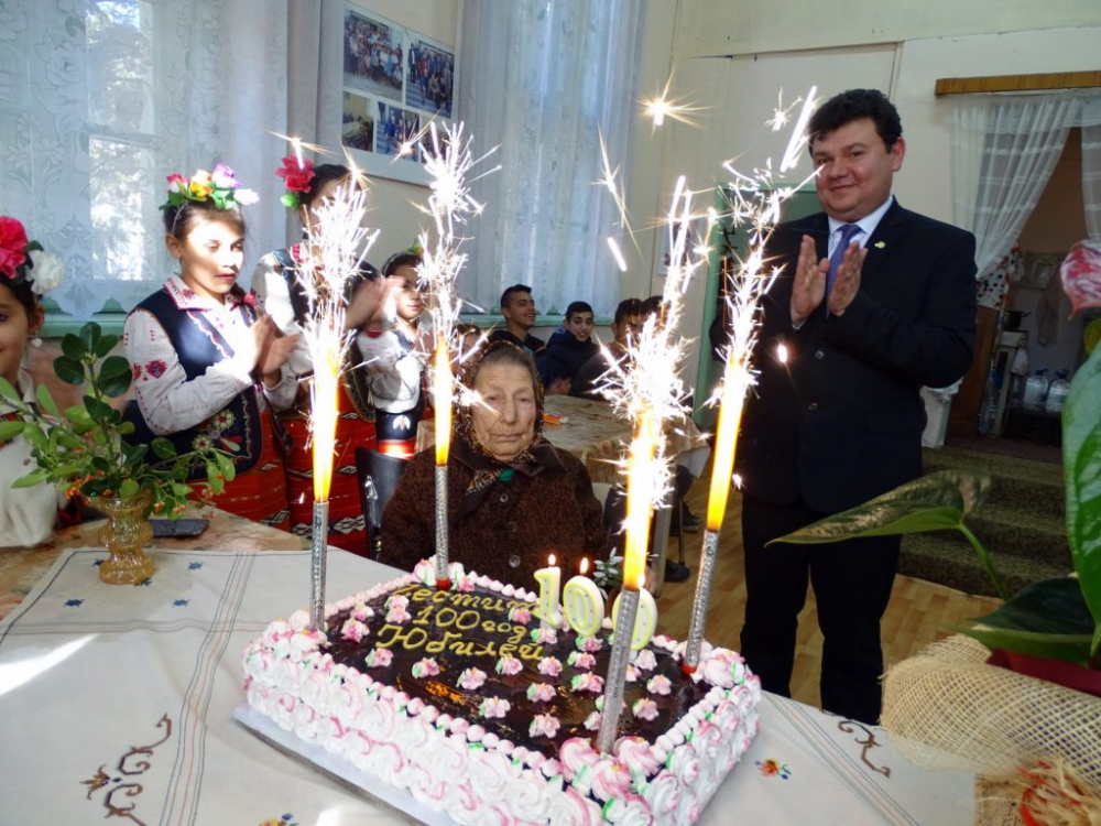 Баба Дора разказа как е доживяла до 100 години 