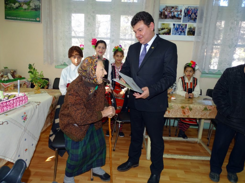 Баба Дора разказа как е доживяла до 100 години 