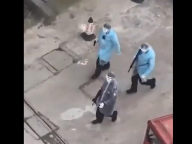 Чистачи: в Ухан забелязаха въоръжени патрули в медицински халати ВИДЕО
