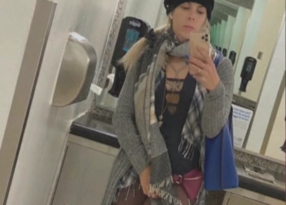 Скандал на летището. Не пускат жена за се качи на самолета заради дълбоко деколте ВИДЕО