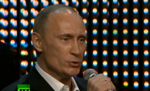 Путин и като певец! Хвана микрофона пред Моника Белучи и... ВИДЕО