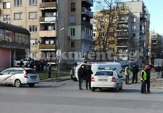 Линейка се преобърна след удар с фирмена кола във Видин СНИМКИ