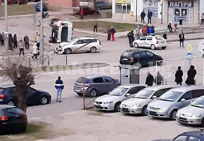 Линейка се преобърна след удар с фирмена кола във Видин СНИМКИ