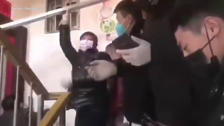 Скандално ВИДЕО: Жена от Ухан крещи, докато властите я барикадират в дома й