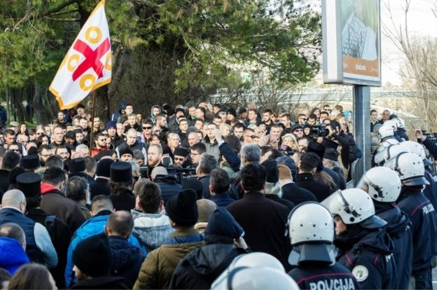 Мъж поиска ръката на възлюбената си пред 60 хиляди души ВИДЕО