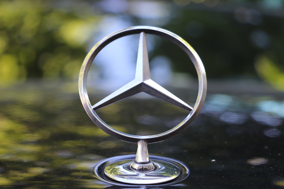 Официални СНИМКИ на "електрическата S-Class" на Mercedes-Benz