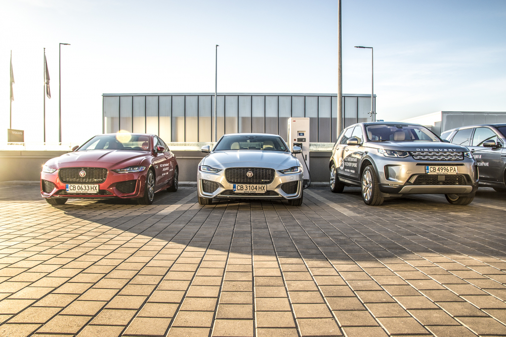 Jaguar Land Rover се впуснаха в зимно приключение