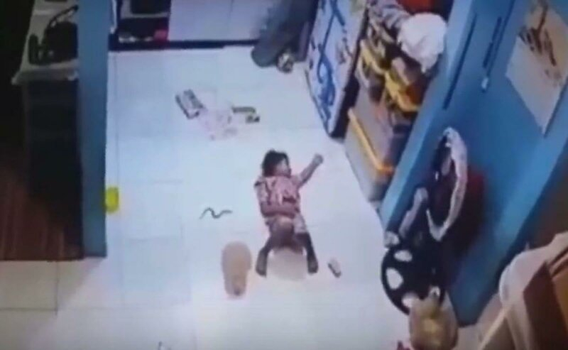 Страховито ВИДЕО запечата как змия влезе в панталонките на дете