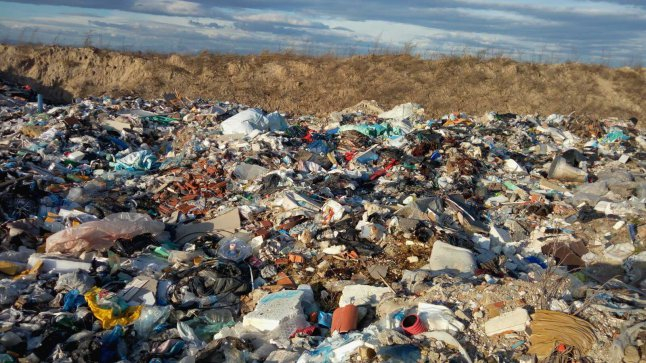 Откриха тонове вносни отпадъци в коритото на река Чая