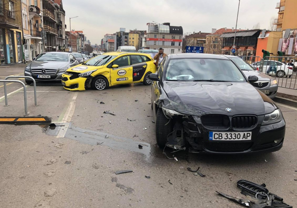 Първо в БЛИЦ! Такси засече BMW с шофьорка и малко дете и стана страшно СНИМКА