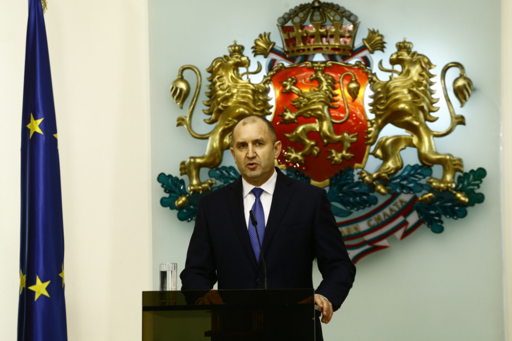 Извънредно: Президентът Радев обяви, че снема доверието си от правителството