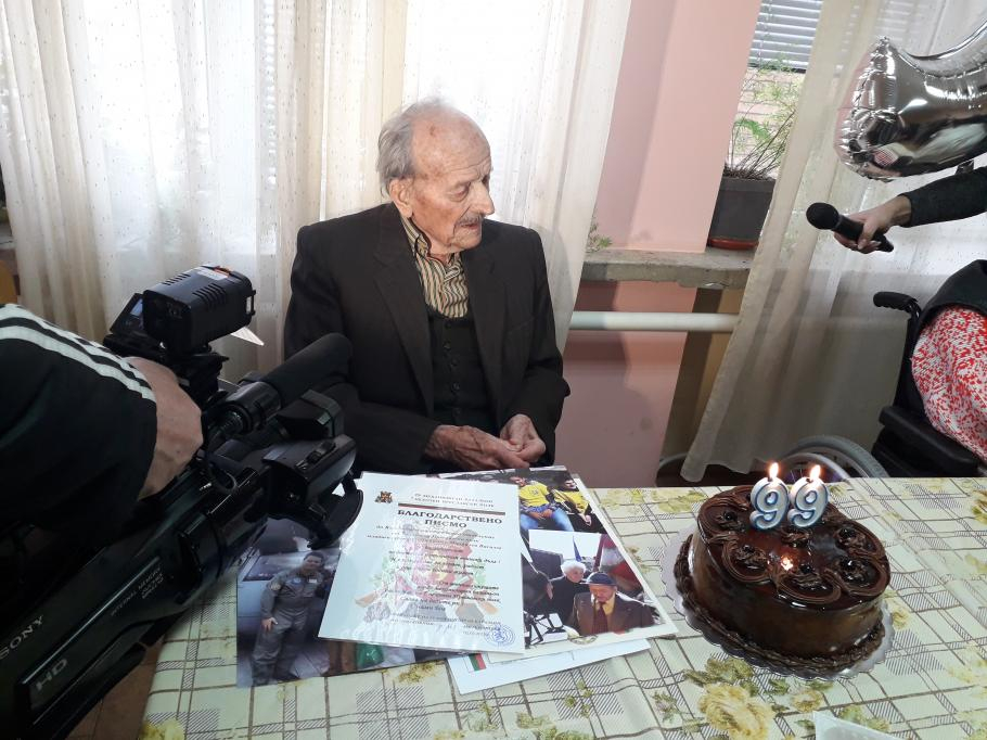 Ветеран от Втората световна влезе в стотната си година с шумно парти 
