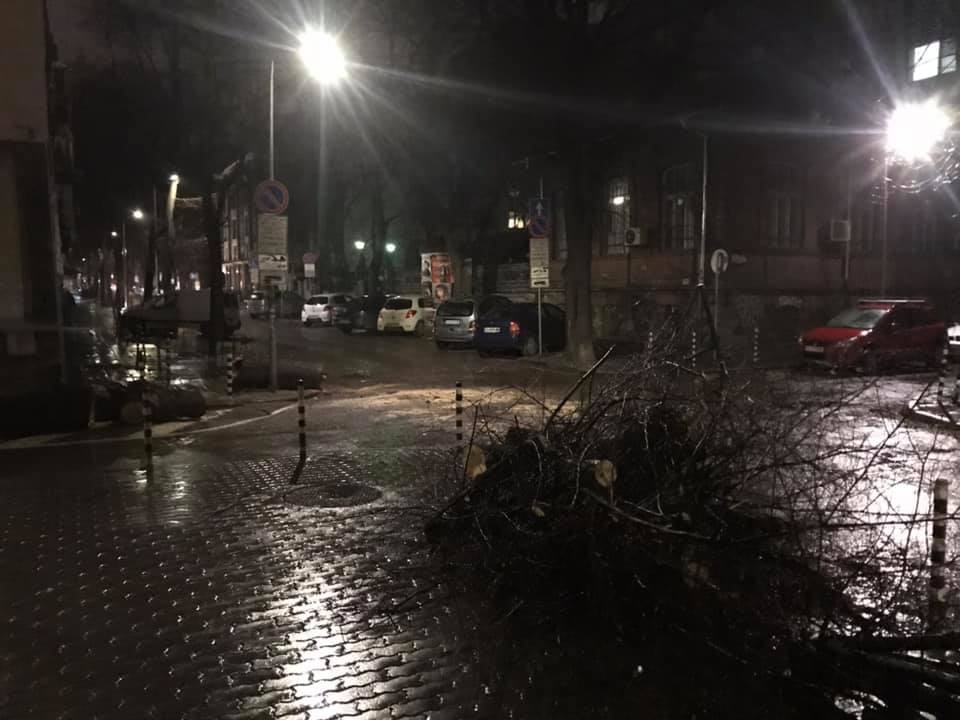 ‎Страшна буря фучи из София и прави куп бели! Във ВМА е направо опасно! Зрелищни СНИМКИ