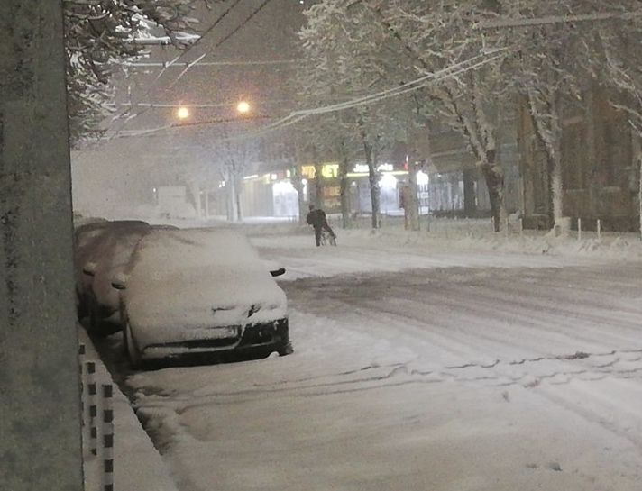 Снегът не можа да уплаши този русенец, който в ранни зори... СНИМКИ 