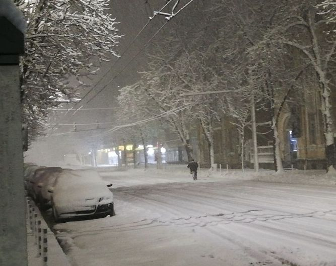 Снегът не можа да уплаши този русенец, който в ранни зори... СНИМКИ 